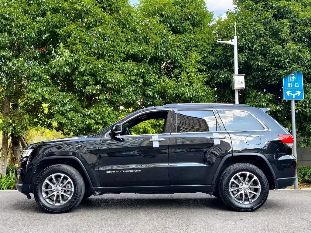 Jeep Grand Cherokee (Import) — миниатюра 8