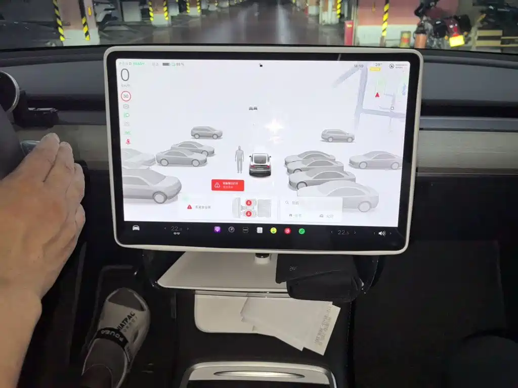 Tesla Model Y — миниатюра 6