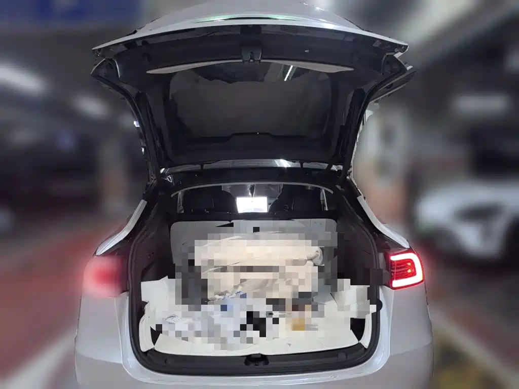 Tesla Model Y — миниатюра 10