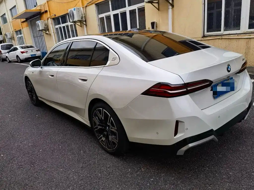 BMW 5 Series — миниатюра 7