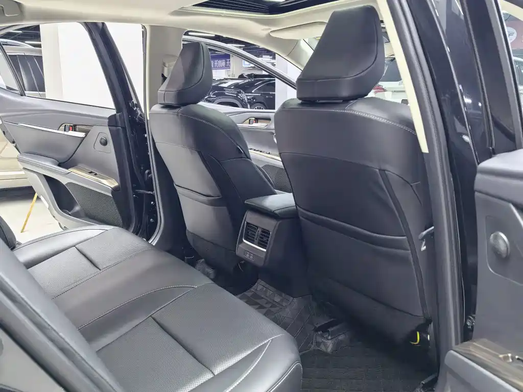 Toyota Camry — миниатюра 5