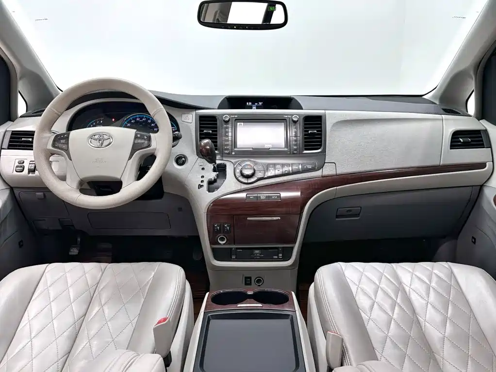 Toyota Sienna — миниатюра 12