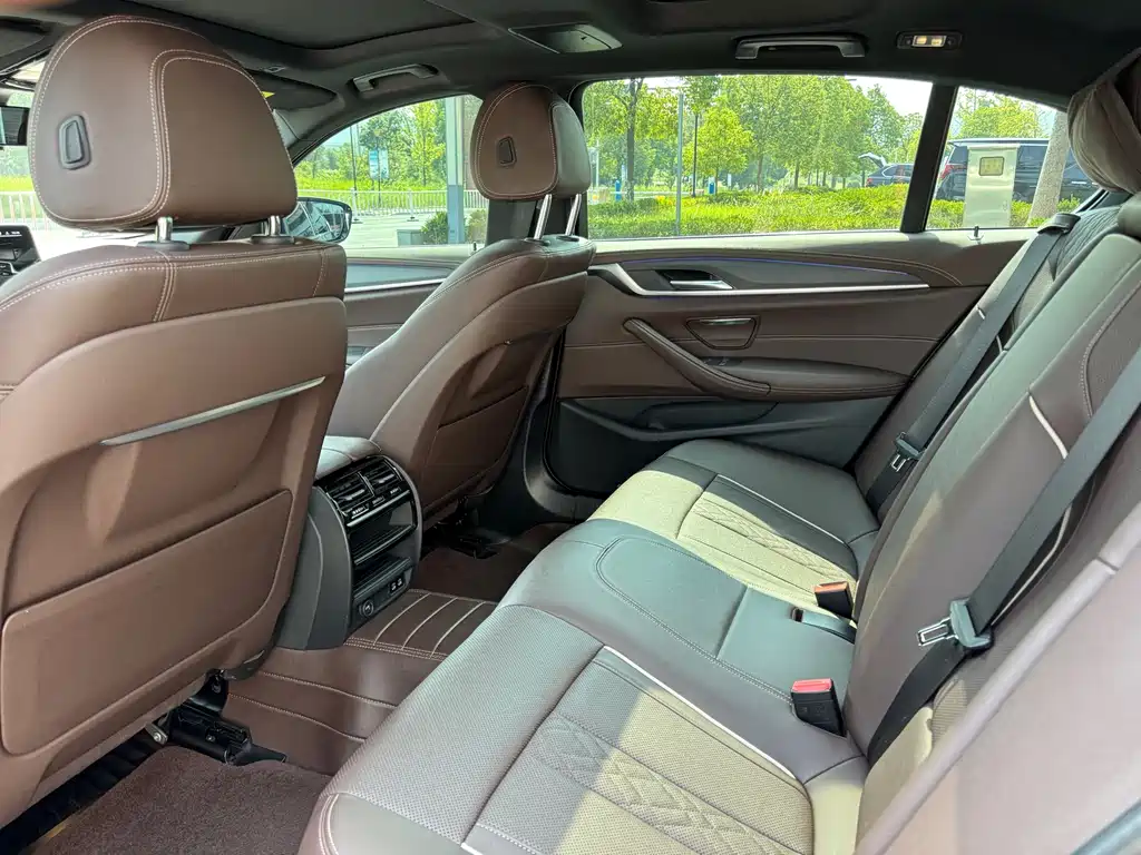 BMW 5 Series — миниатюра 9
