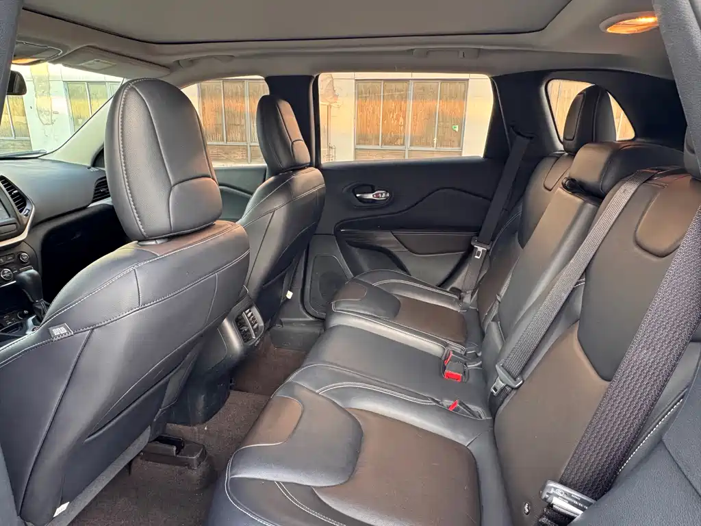 Jeep Cherokee — миниатюра 8