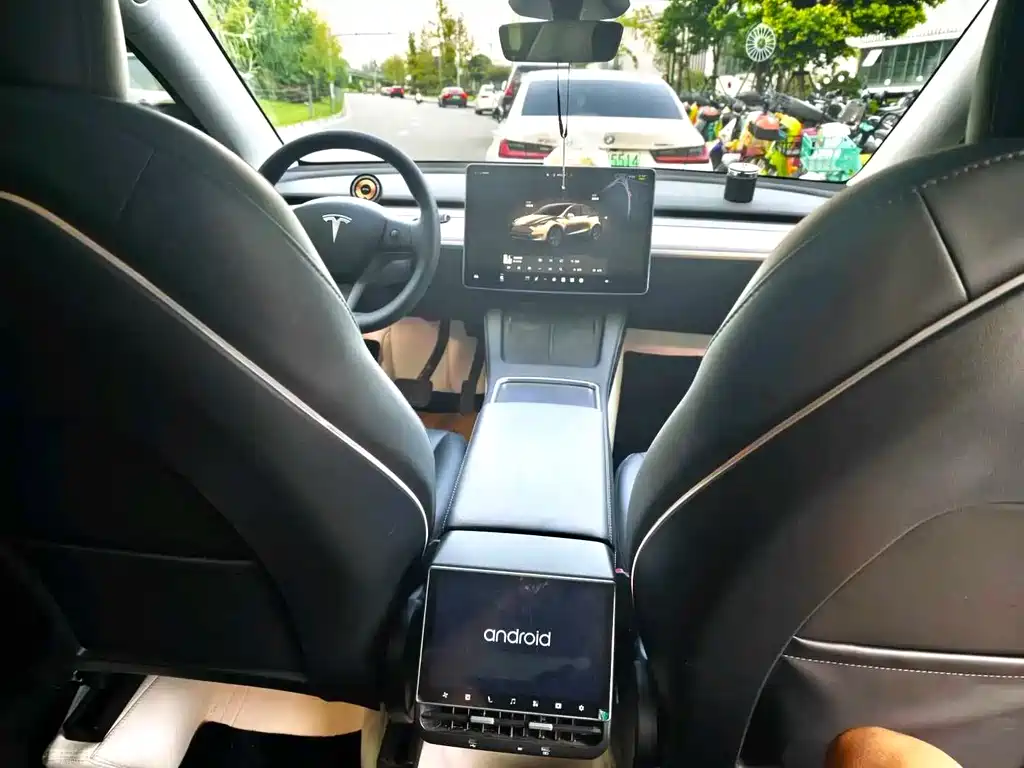 Tesla Model Y — миниатюра 6