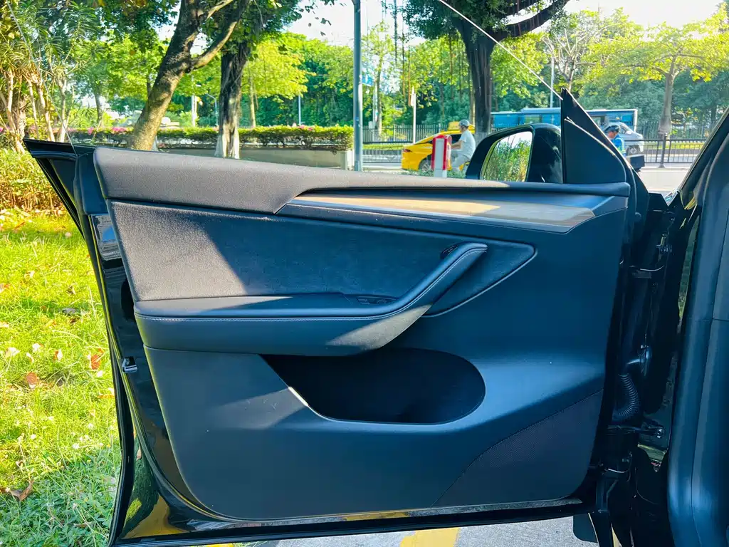 Tesla Model Y — миниатюра 17