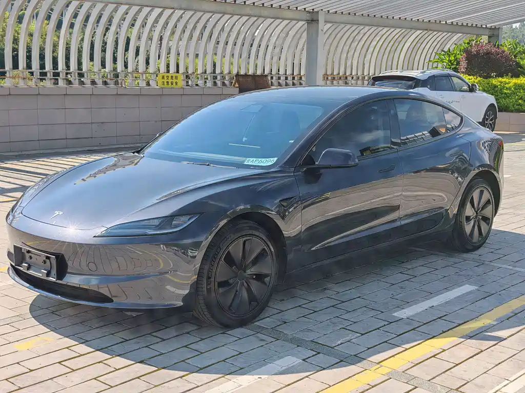 Tesla Model 3 — миниатюра 2