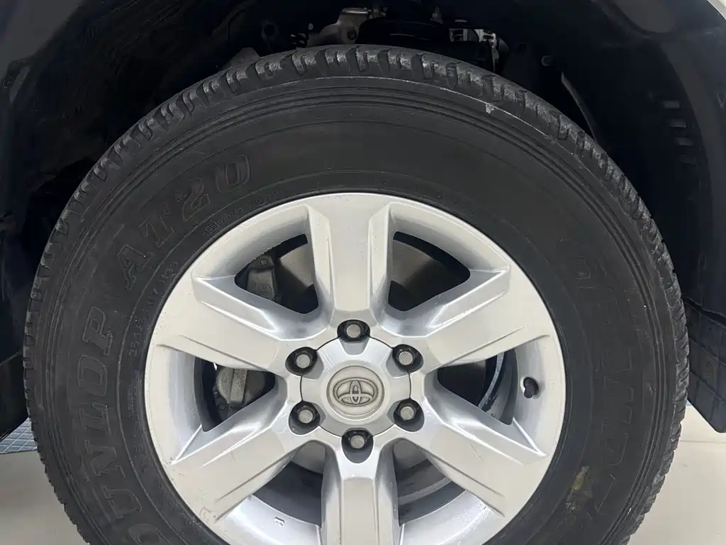 Toyota Land Cruiser Prado 2016 2.7L AT Standard