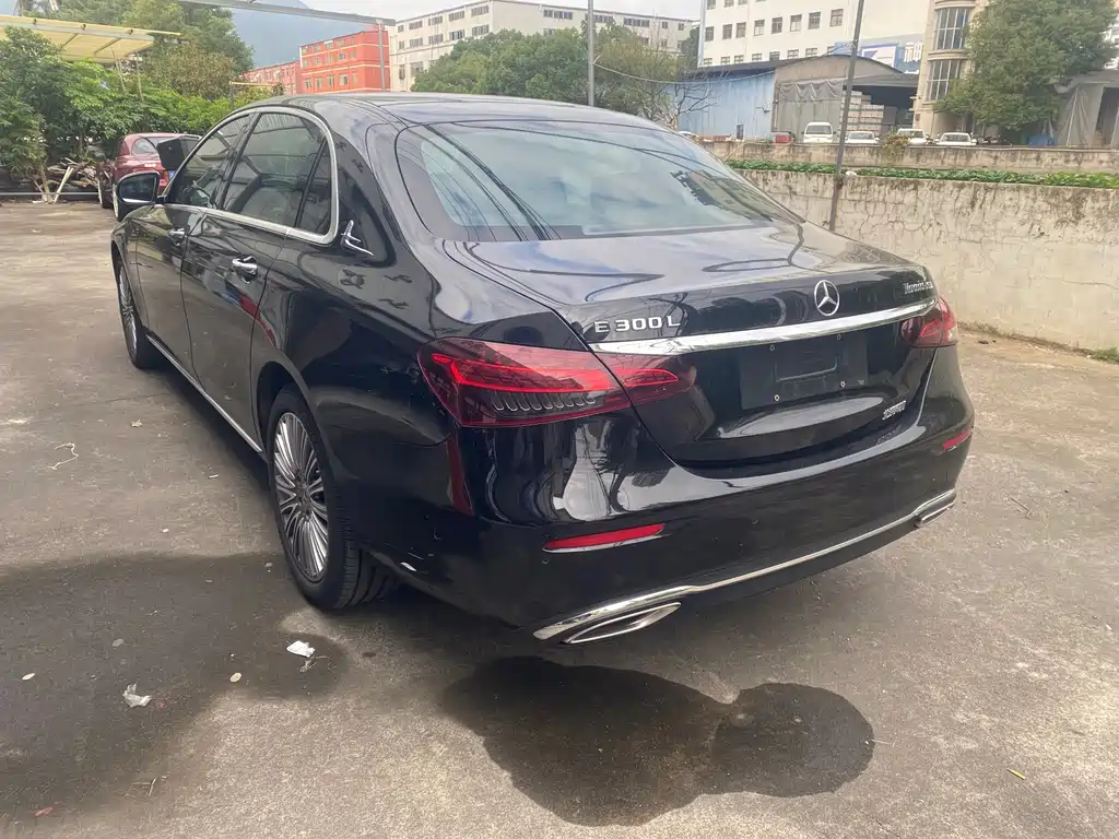 Mercedes-Benz E-Class — миниатюра 8