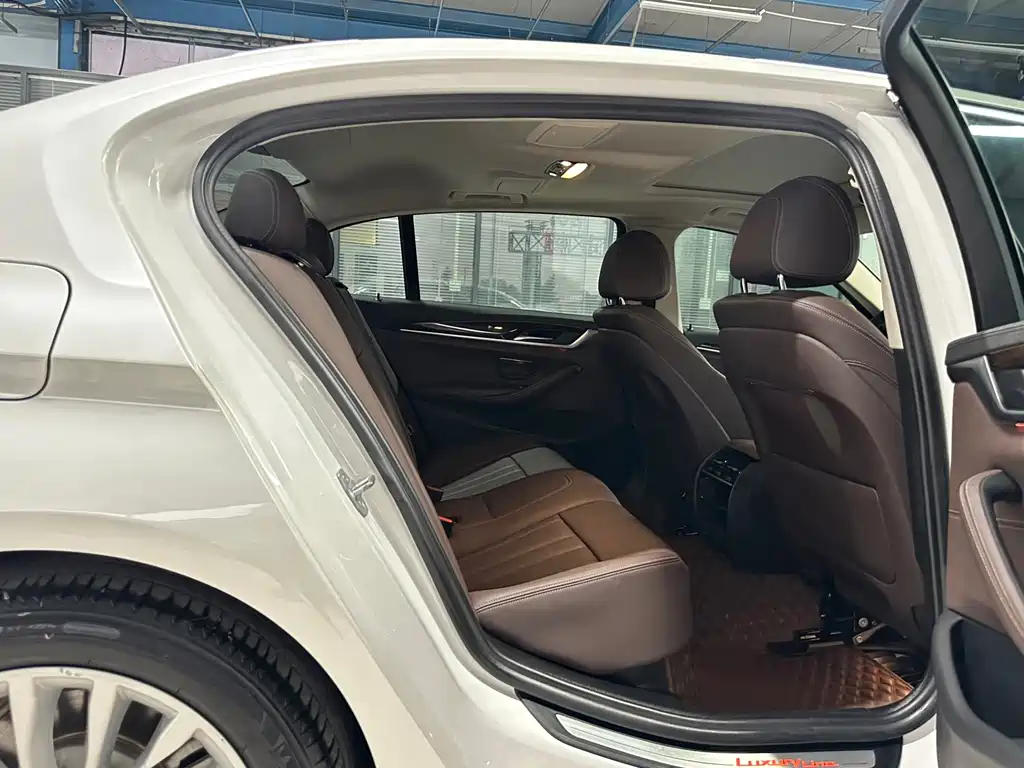 BMW 5 Series — миниатюра 8