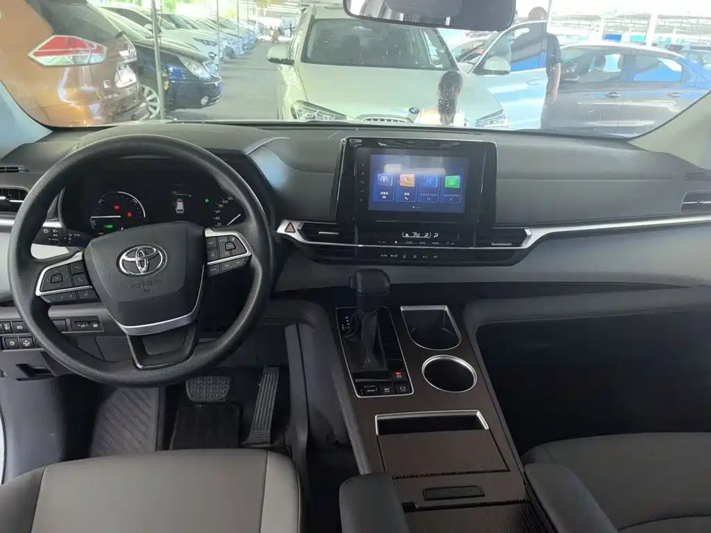 Toyota Granvia — миниатюра 18