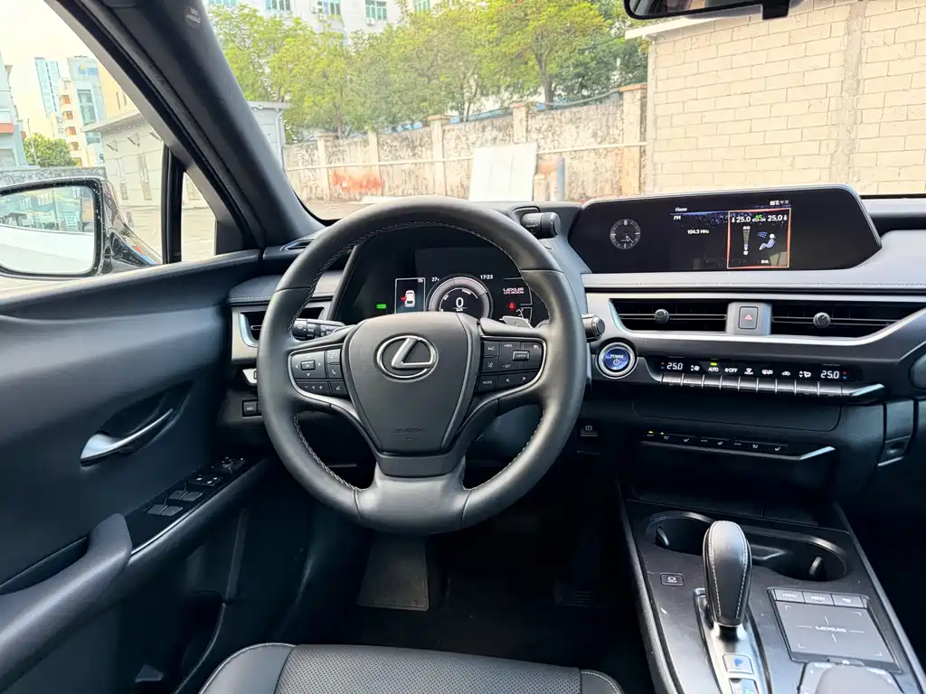 Lexus UX New Energy — миниатюра 7