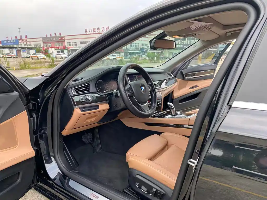 BMW 7 Series — миниатюра 7