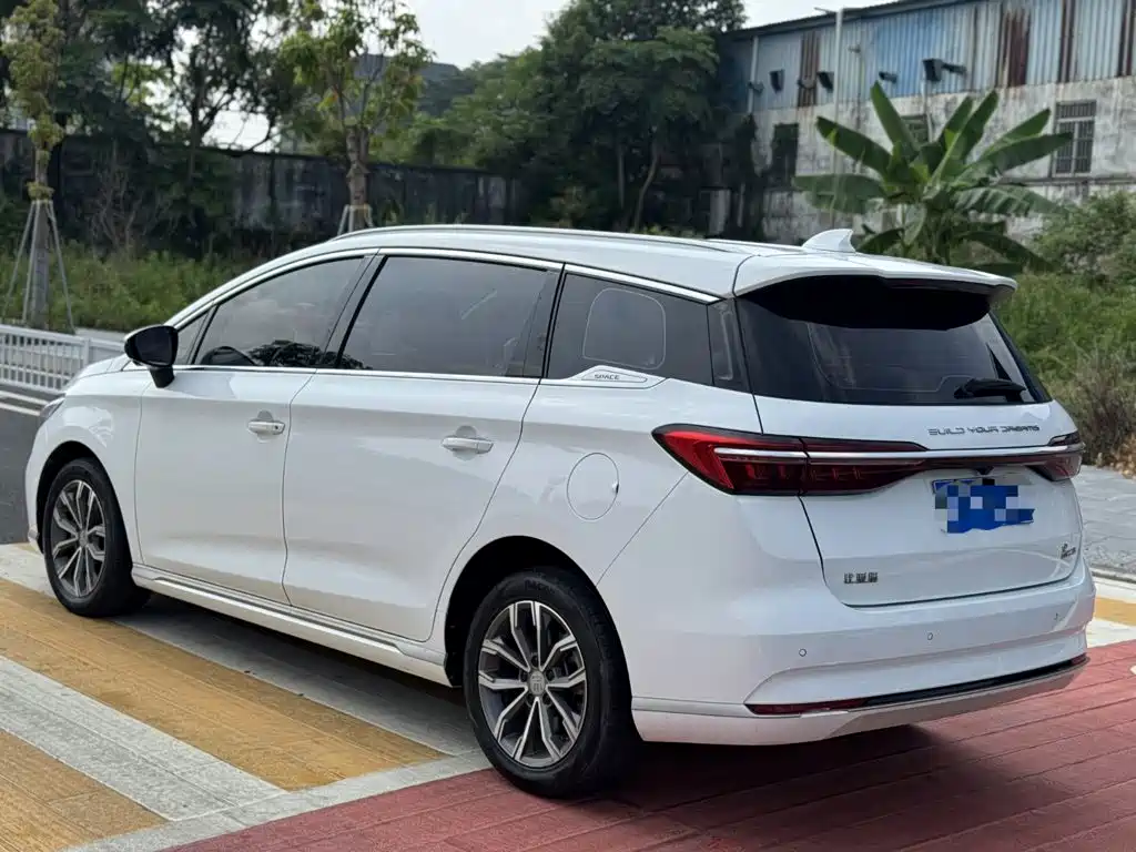 BYD MAX — миниатюра 4