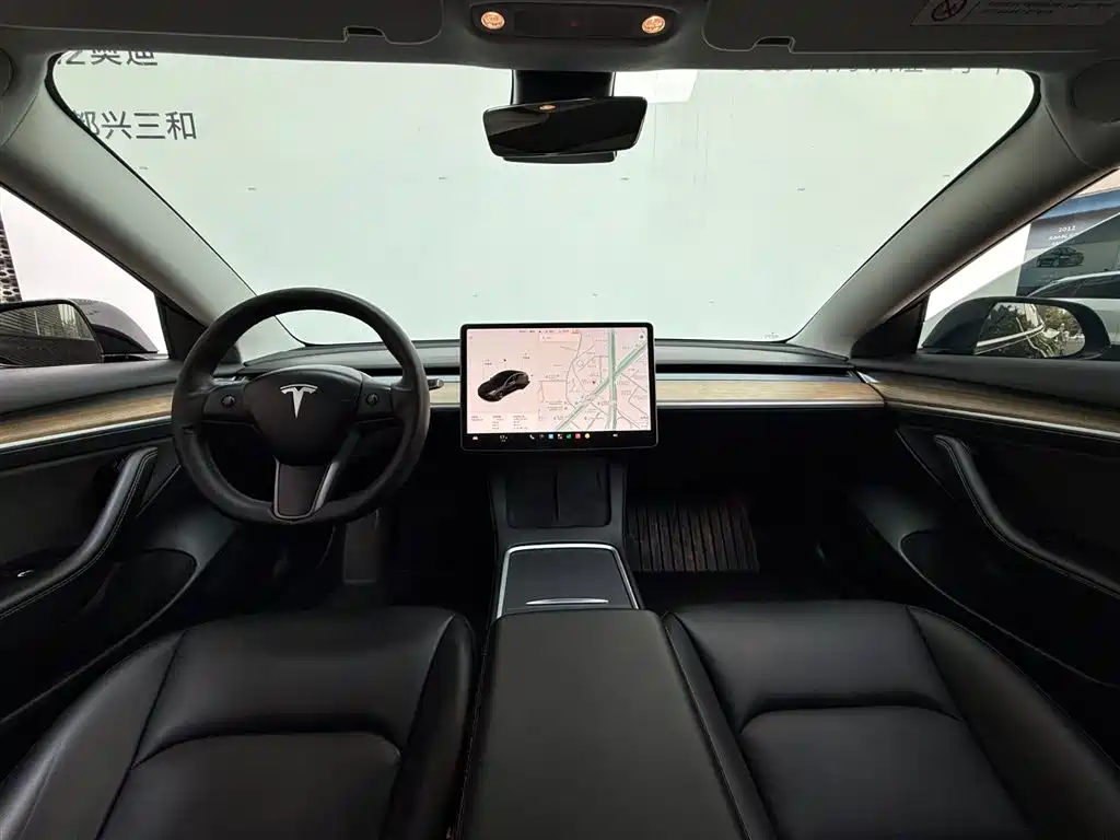 Tesla Model 3 — миниатюра 10