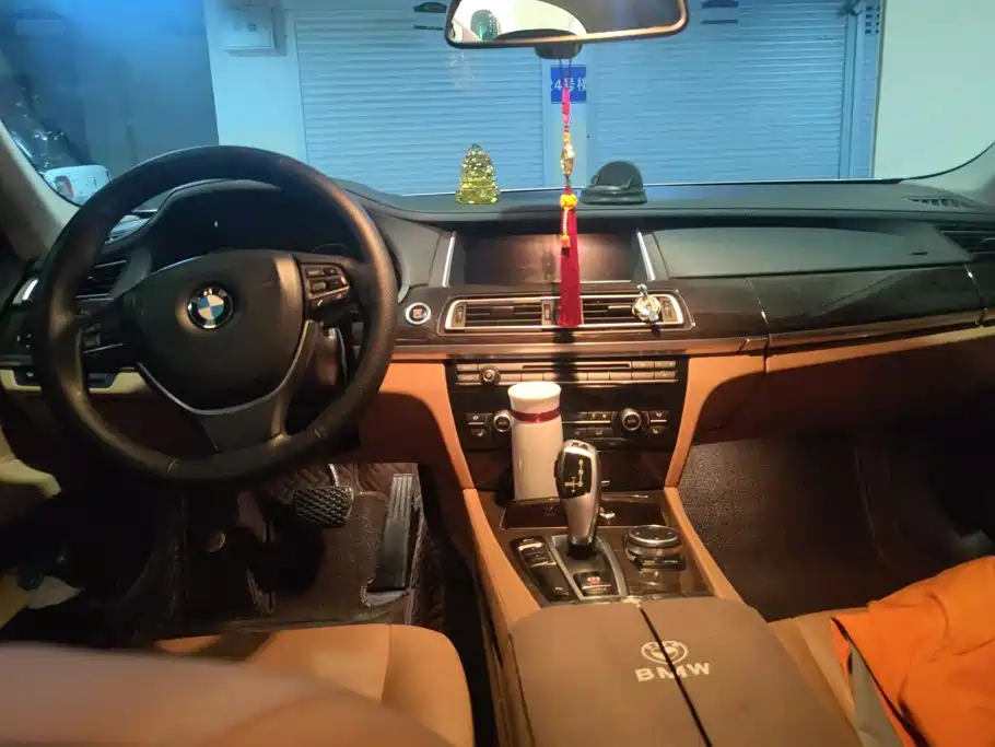 BMW 7 Series — миниатюра 13