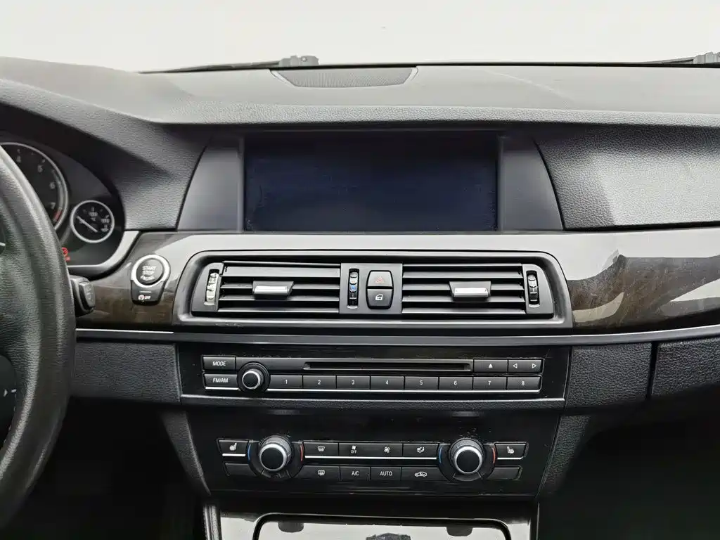 BMW 5 Series — миниатюра 12