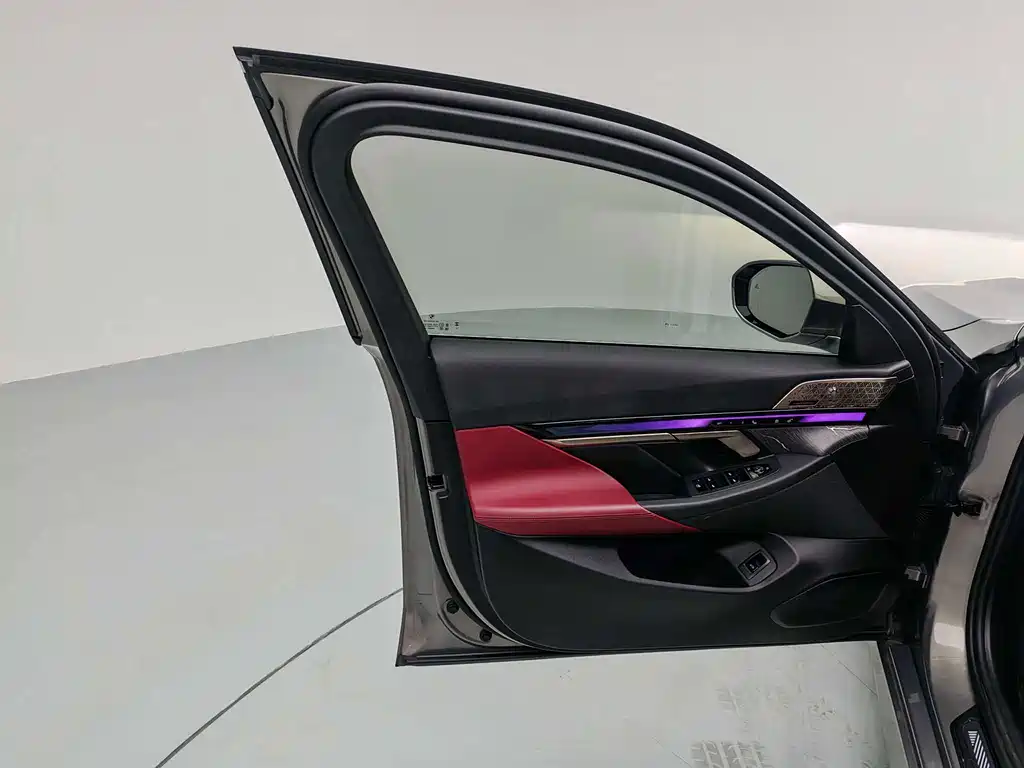 BMW 5 Series — миниатюра 13