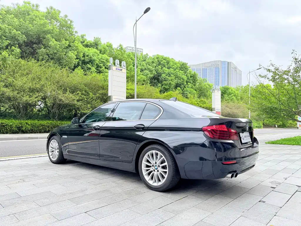 BMW 5 Series — миниатюра 8