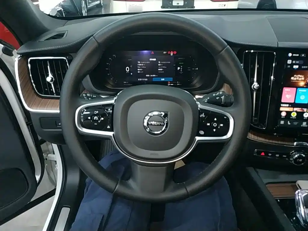 Volvo XC60 PHEV — миниатюра 11