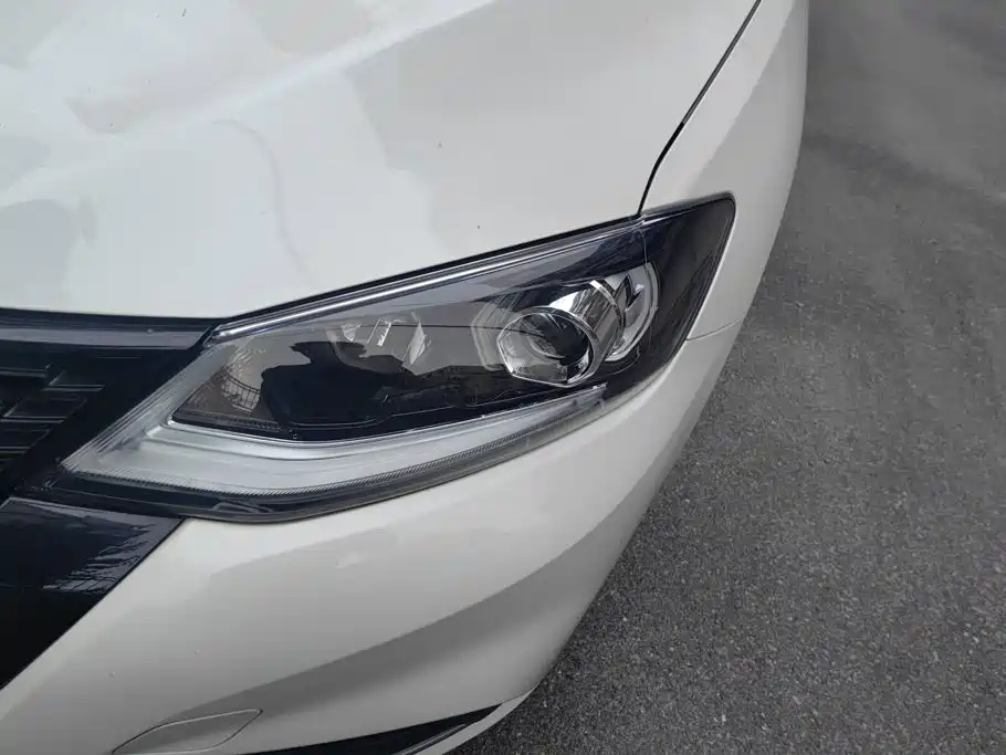 Nissan Tiida — миниатюра 5