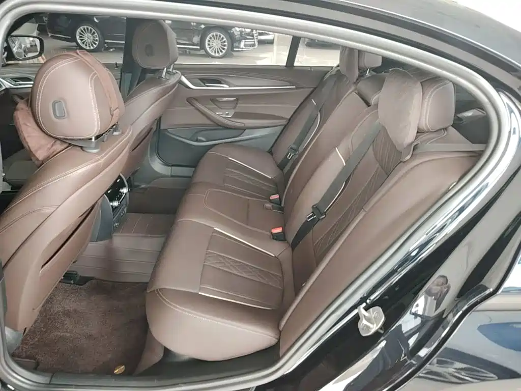 BMW 5 Series — миниатюра 17
