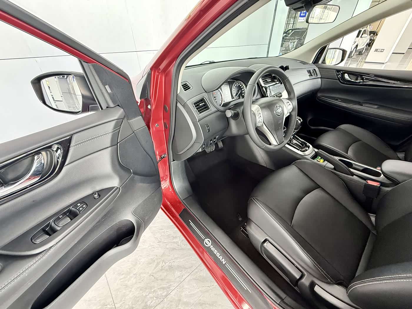 Nissan Tiida 1.6 л 2022 г. красный/фиолетовый, пробег 35000 км