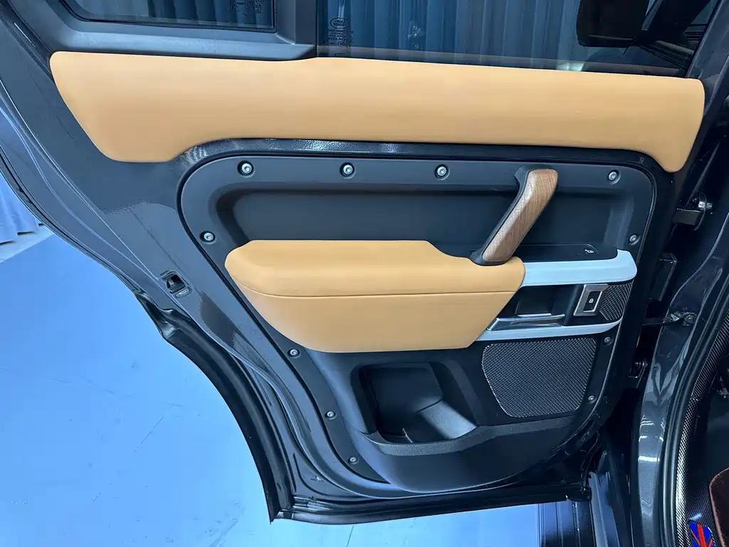 Land Rover Defender — миниатюра 18