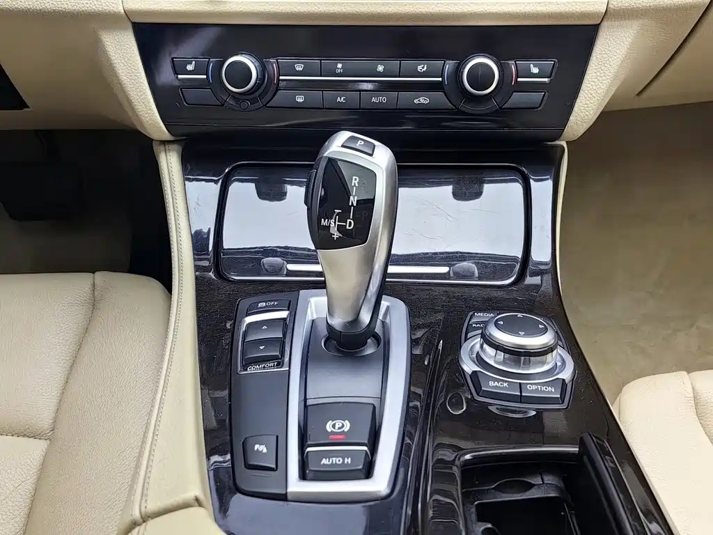 BMW 5 Series — миниатюра 13