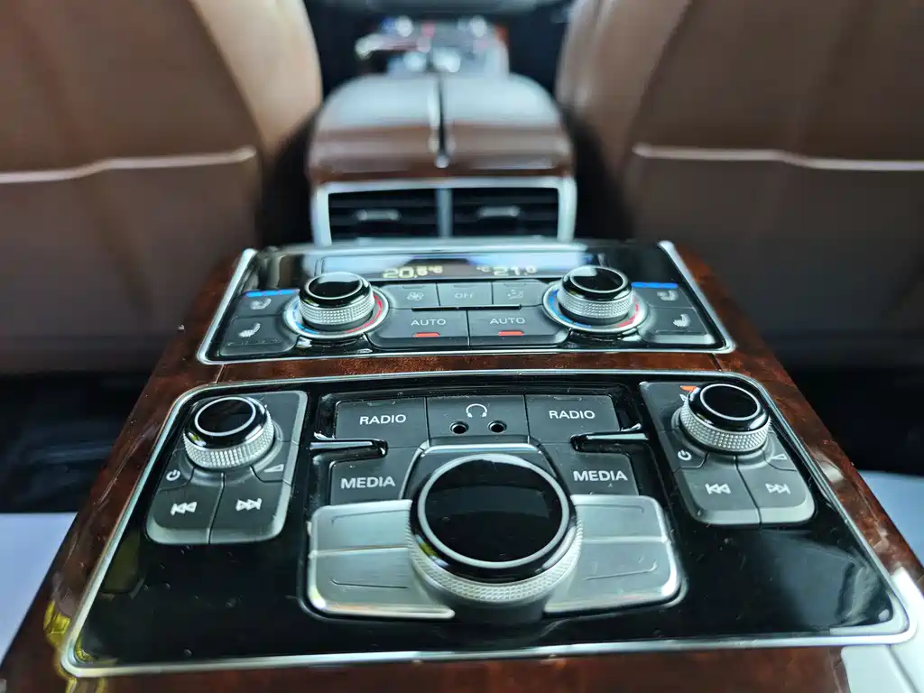 Audi A8 — миниатюра 8