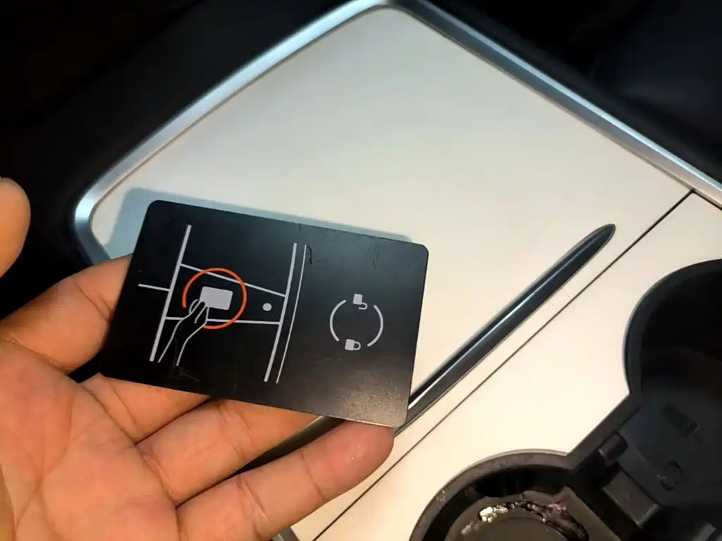Tesla Model Y — миниатюра 9