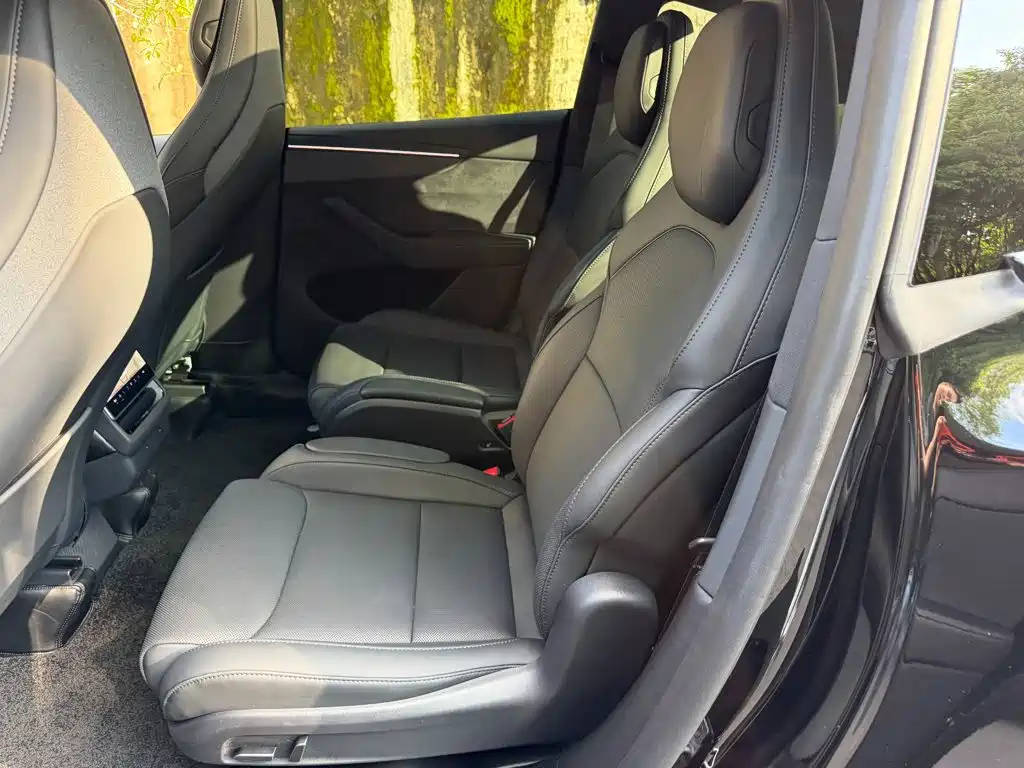 Tesla Model Y — миниатюра 12