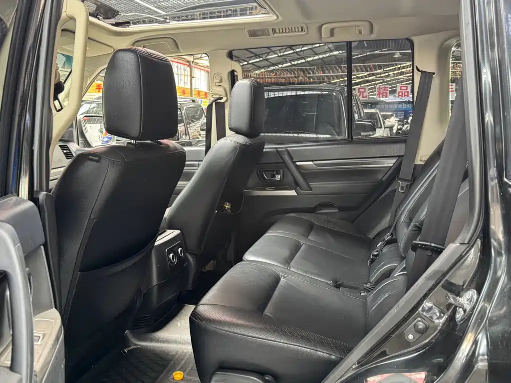 Mitsubishi Pajero (Import) — миниатюра 6
