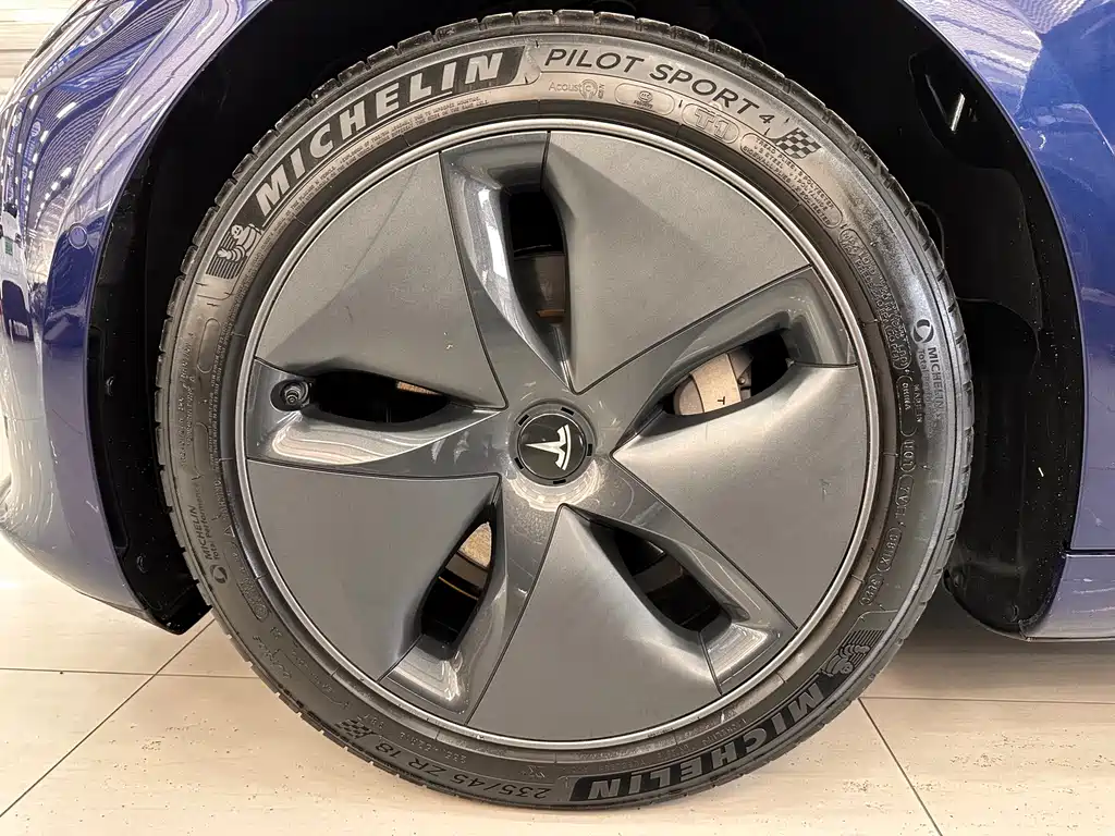 Tesla Model 3 — миниатюра 15