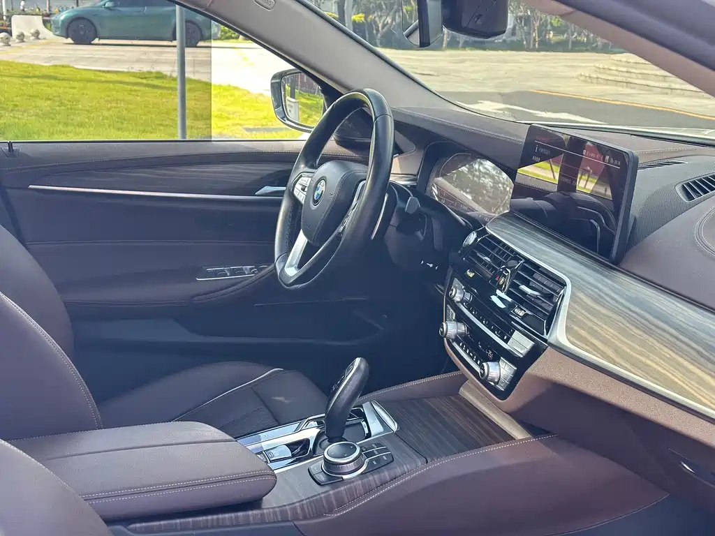 BMW 5 Series — миниатюра 13