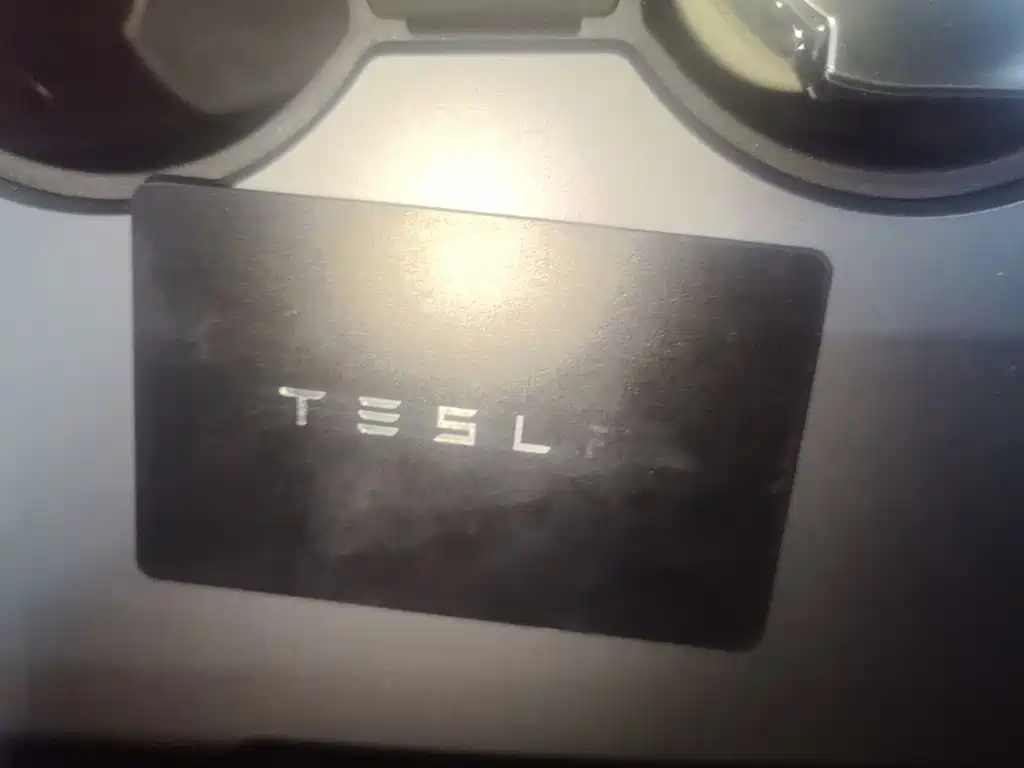 Tesla Model Y — миниатюра 9