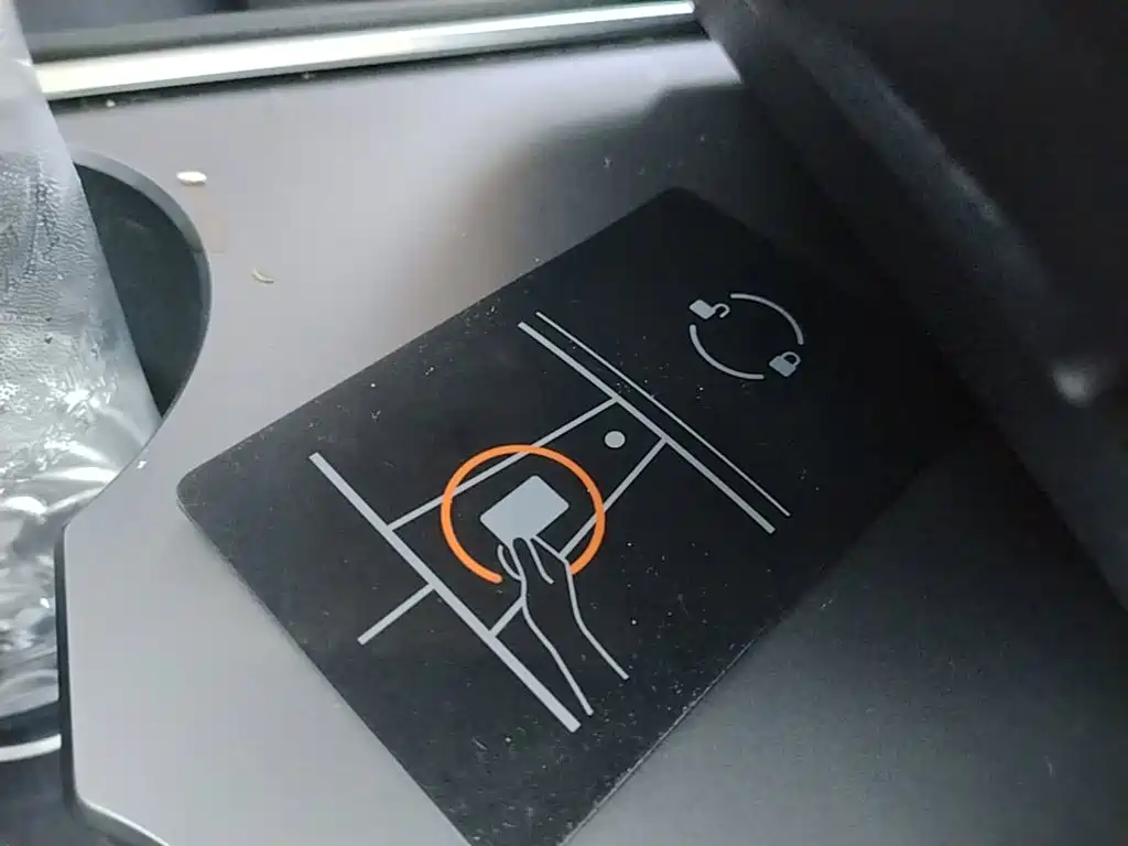 Tesla Model Y — миниатюра 9