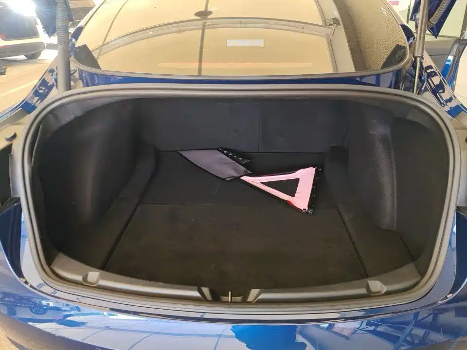 Tesla Model 3 — миниатюра 5