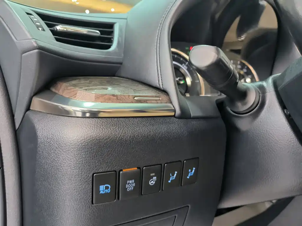 Toyota Alphard — миниатюра 12