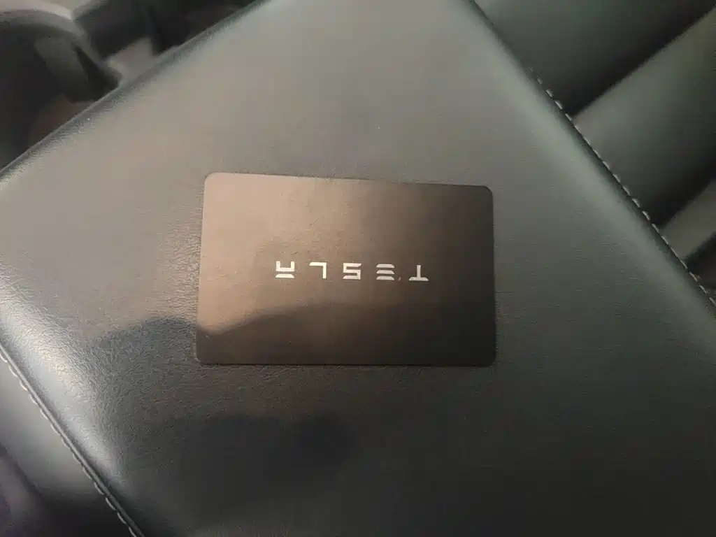 Tesla Model Y — миниатюра 9