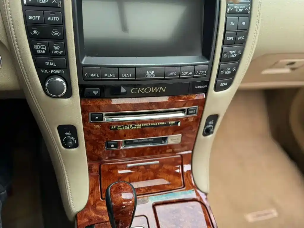 Toyota Crown — миниатюра 10