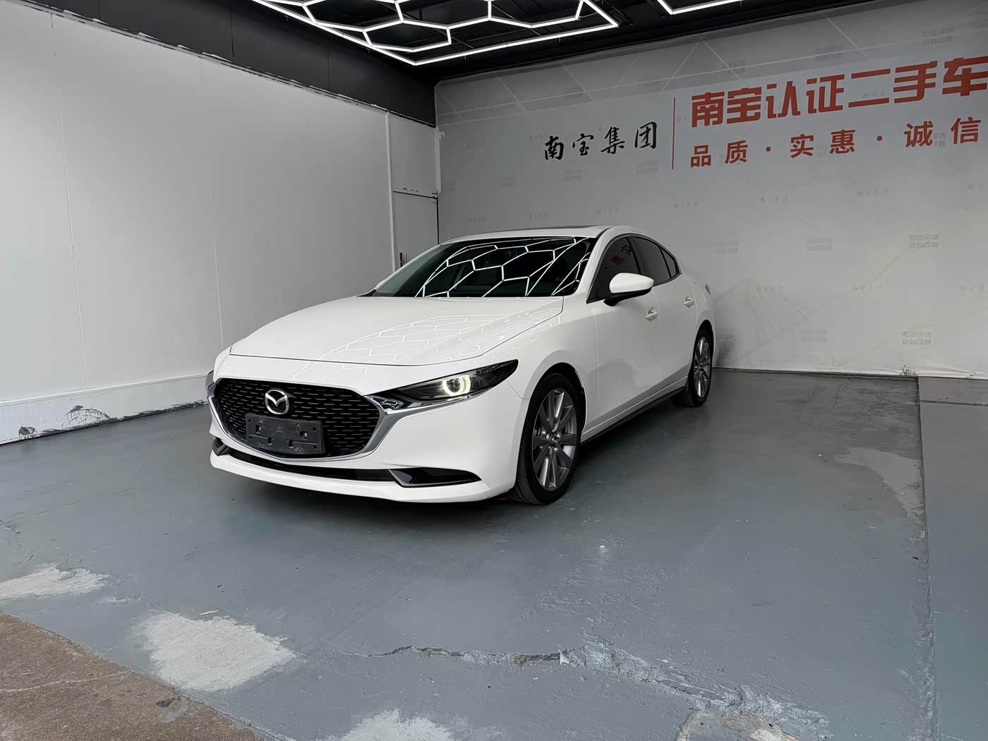 Mazda Mazda3 Axela 2.0 л 2024 г. Белый, пробег 41000 км