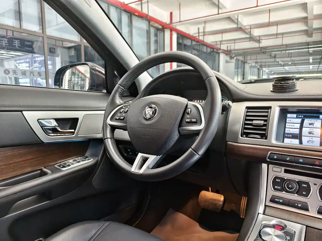 Jaguar XF — миниатюра 16