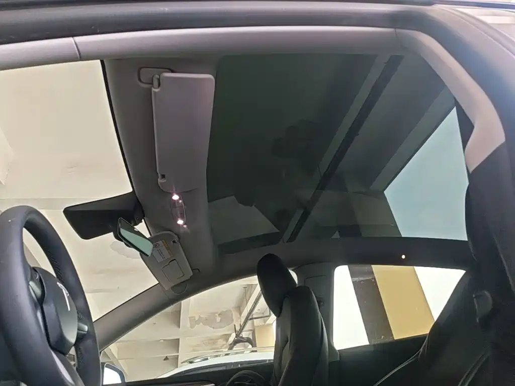 Tesla Model Y — миниатюра 18