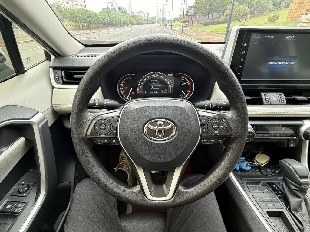 Toyota RAV4 — миниатюра 11