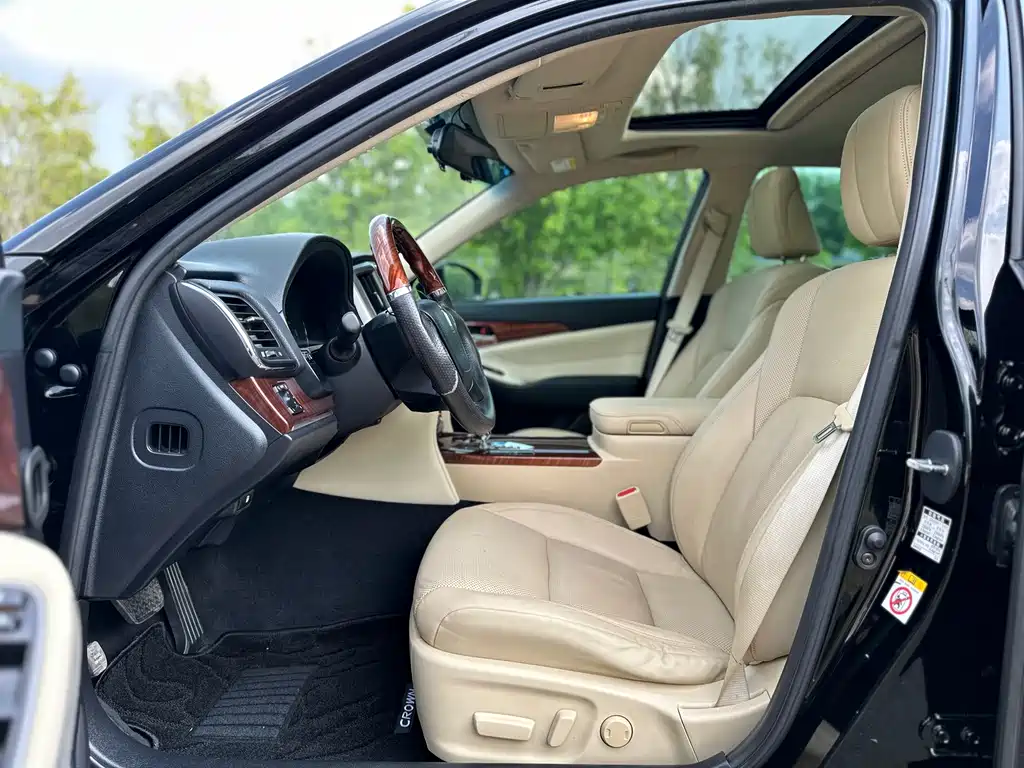 Toyota Crown — миниатюра 9