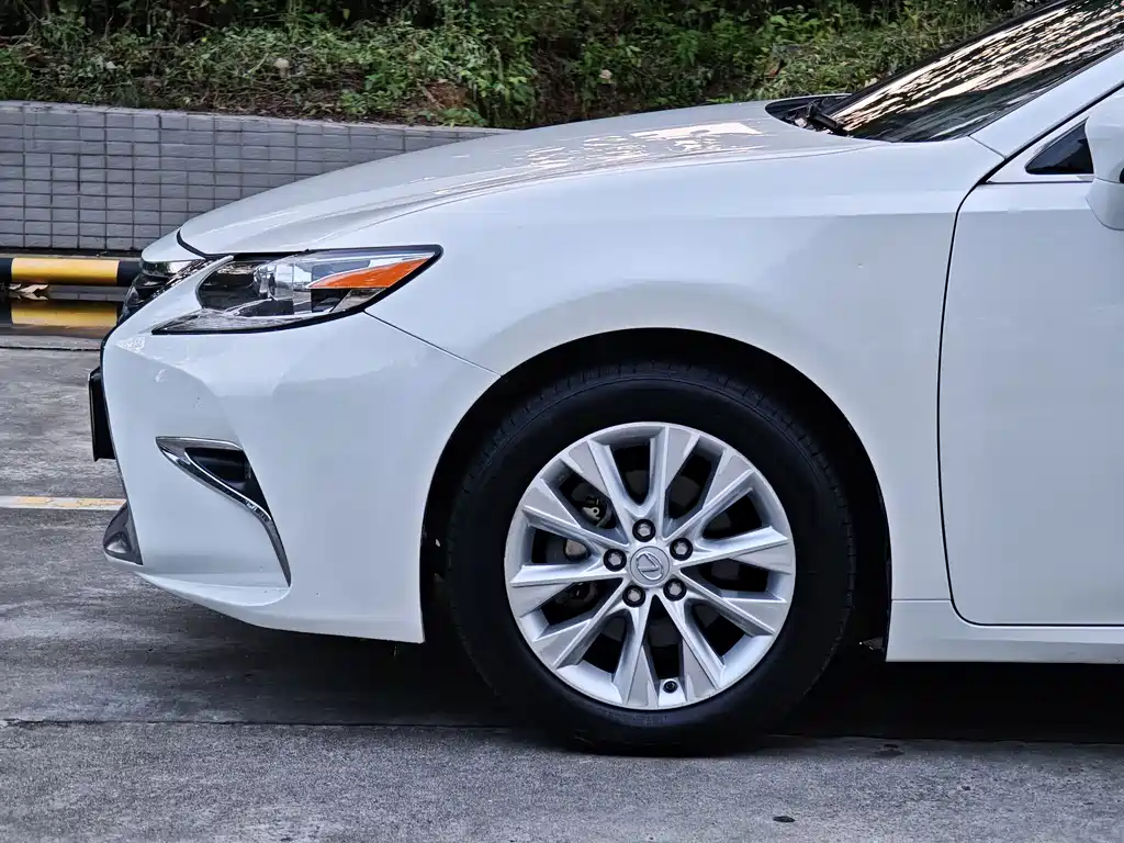 Lexus ES — миниатюра 11
