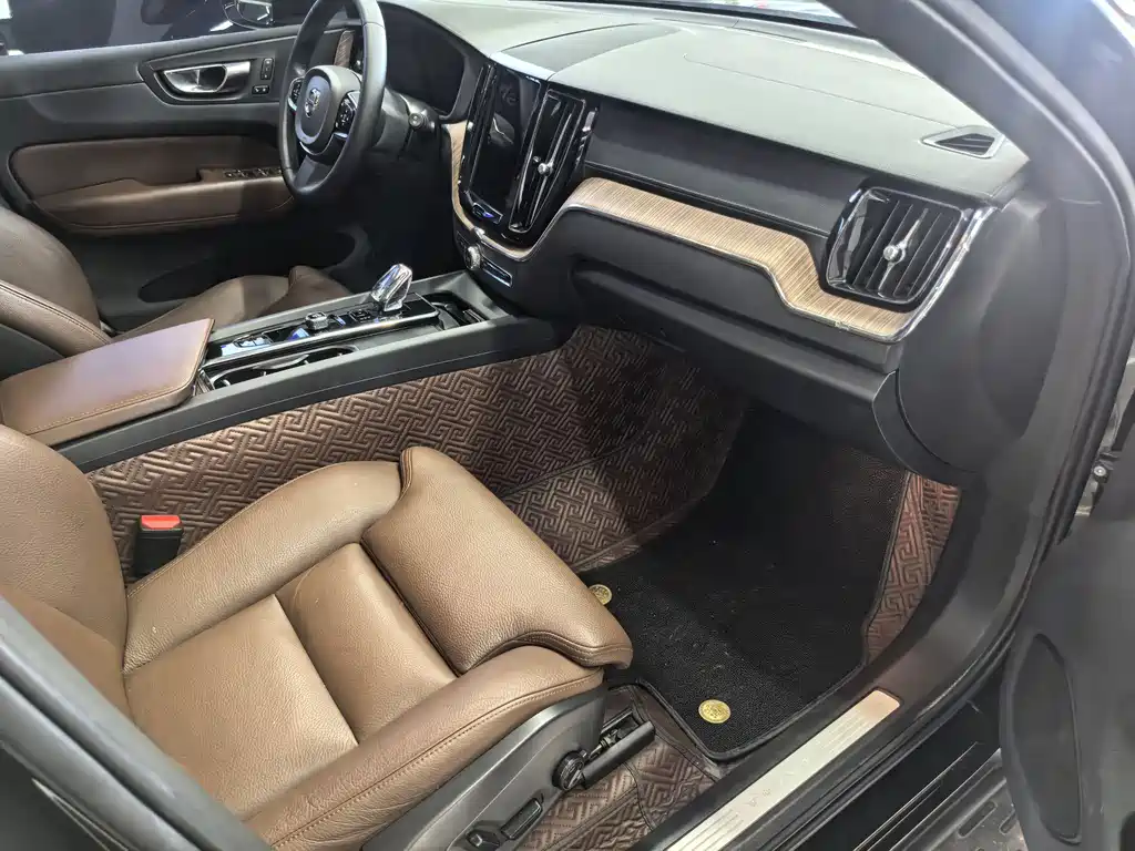 Volvo XC60 2023 B5 Luxury