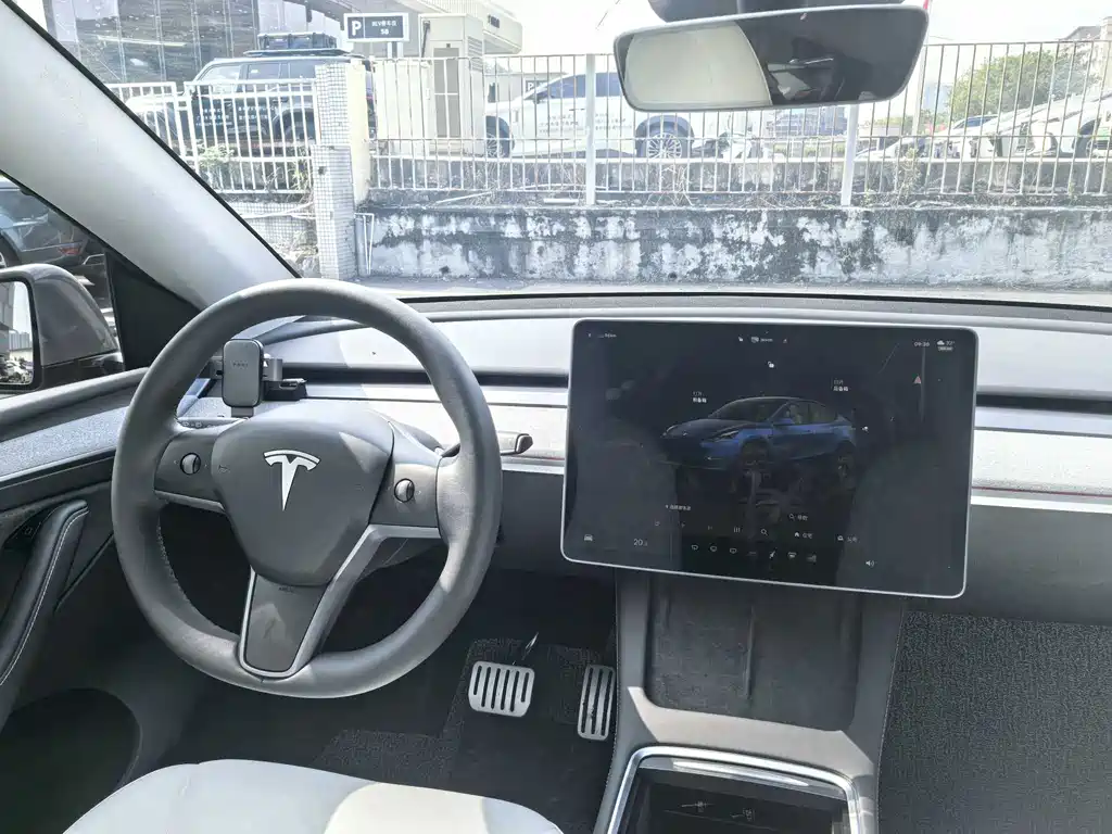 Tesla Model Y — миниатюра 11