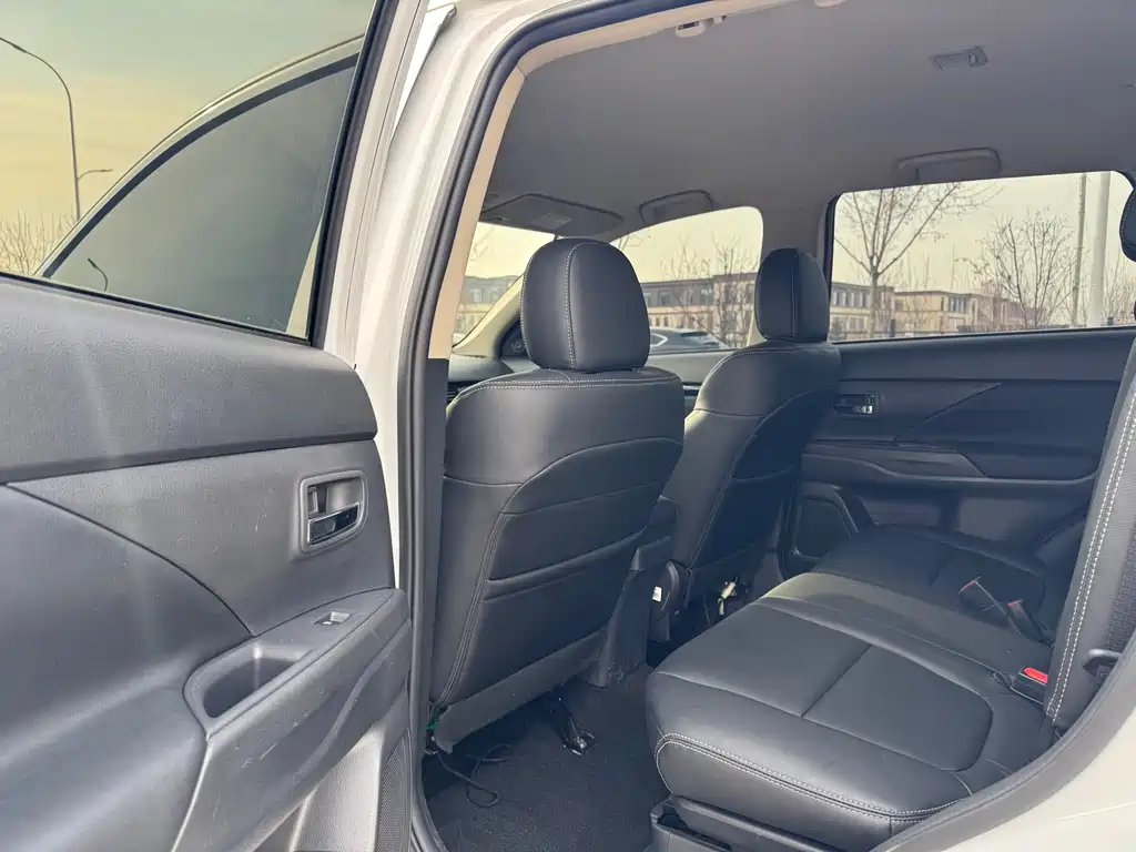 MITSUBISHI OUTLANDER